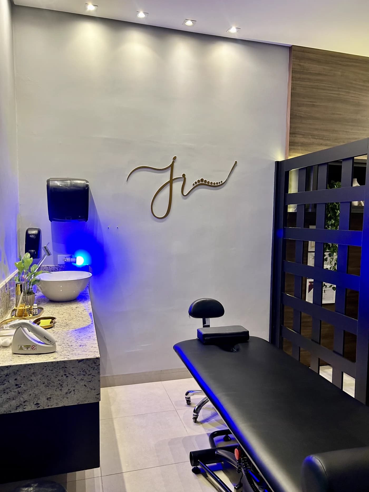 Sala de tratamento com maca e bancada